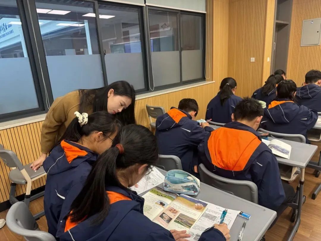 丽园智汇 | 深耕新教材 聚力备中考 —— 初中社会新教材培训暨复习研讨活动在我校举行 第4张