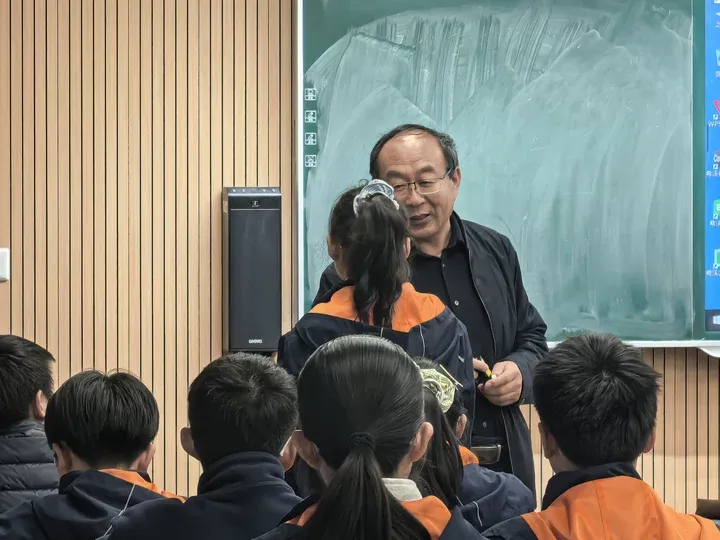 丽园智汇 | 深耕新教材 聚力备中考 —— 初中社会新教材培训暨复习研讨活动在我校举行 第8张