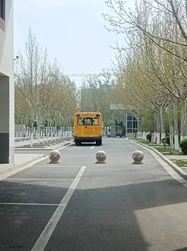 2026真题:纳税人就说你们不负责任,要投诉你们.对于小张的做法你怎么看?如果你是小张,你会怎么做? 第1张