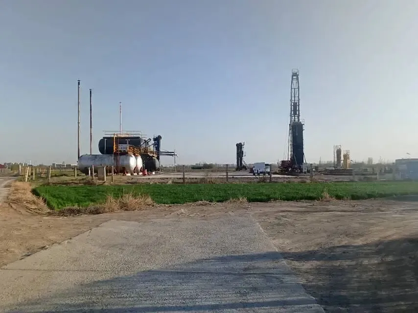 26真题:村民在某镇大酒楼举办婚宴,发生集体食物中毒事件,村民越来越多,并扬言要拆楼赔偿,你作为镇政府人员怎么办? 第2张