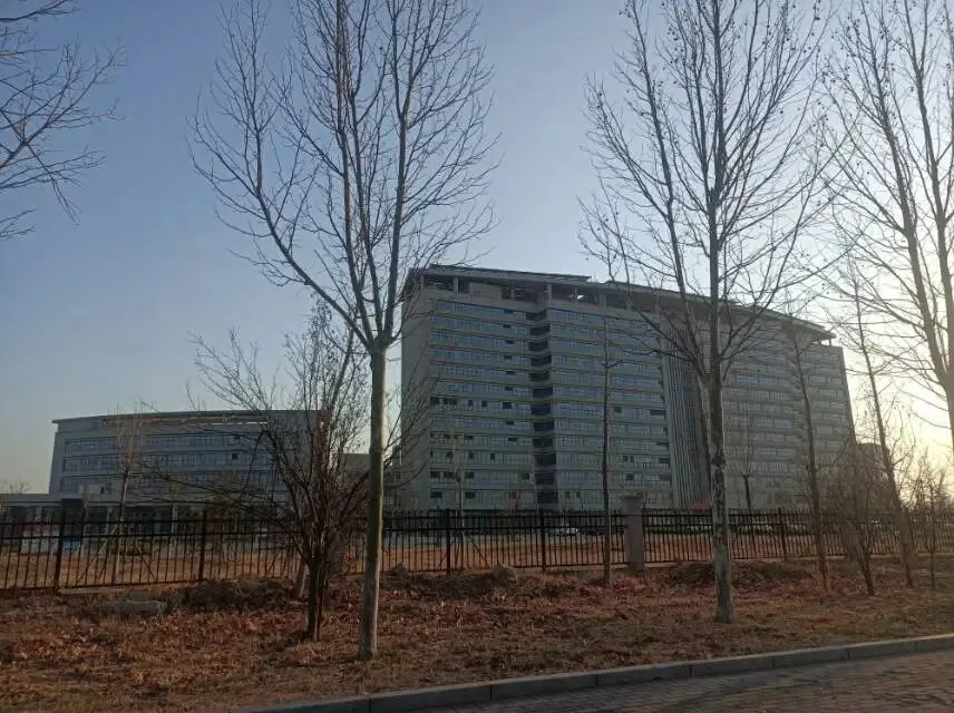 26真题:村民在某镇大酒楼举办婚宴,发生集体食物中毒事件,村民越来越多,并扬言要拆楼赔偿,你作为镇政府人员怎么办? 第3张