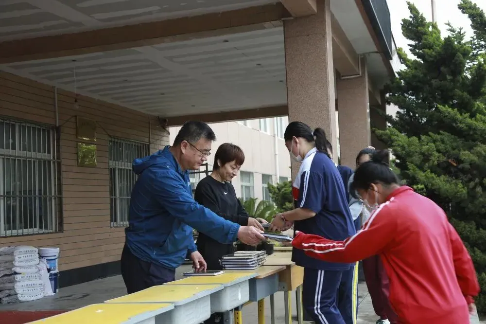 我校举行“大连市第一次模拟考试表彰大会” 第3张