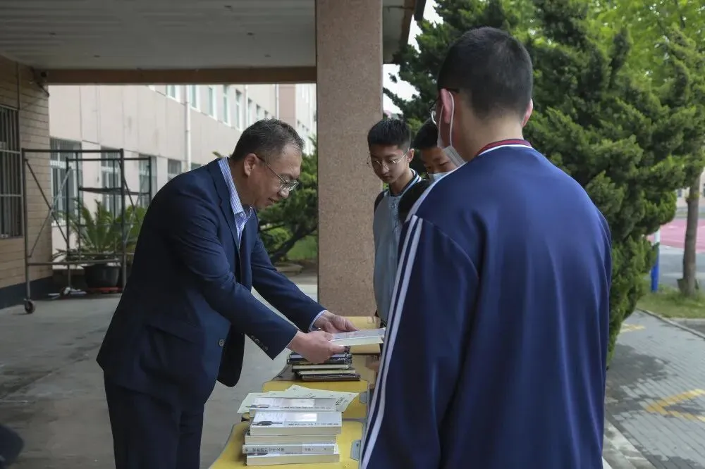 我校举行“大连市第一次模拟考试表彰大会” 第4张