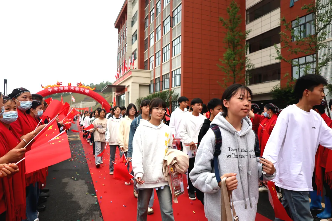 大方梁才九思高级中学举行2025届中考出征仪式 第27张 大方梁才九思高级中学举行2025届中考出征仪式 第27张