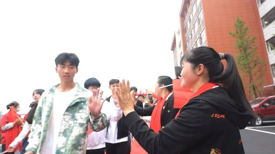 大方梁才九思高级中学举行2025届中考出征仪式 第32张 大方梁才九思高级中学举行2025届中考出征仪式 第32张