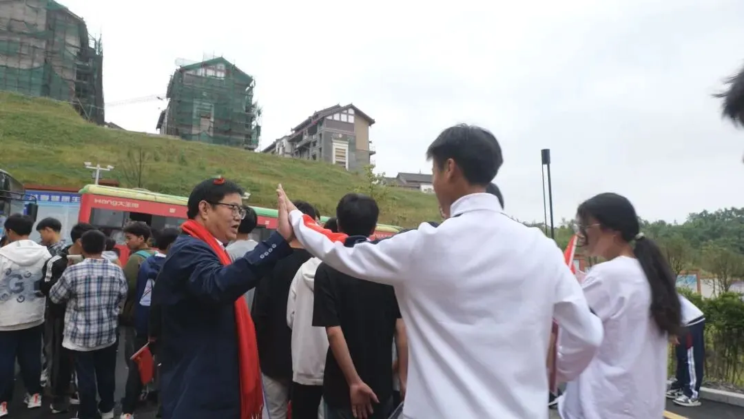 大方梁才九思高级中学举行2025届中考出征仪式 第33张 大方梁才九思高级中学举行2025届中考出征仪式 第33张