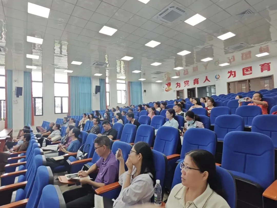 聚焦中考备考,共探语文良方——广东第二师范学院省级中小学教师发展中心阳东基地2026年语文备考能力提升活动在我校圆满举行 第9张 聚焦中考备考,共探语文良方——广东第二师范学院省级中小学教师发展中心阳东基地2026年语文备考能力提升活动在我校圆满举行 第9张