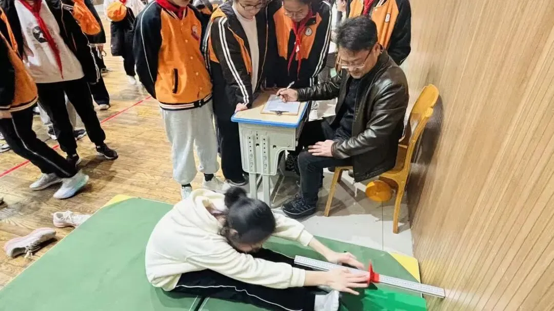 中考模拟战鼓响,体质测试号角鸣——上虞外国语学校九年级体育模拟与八年级体质健康测试侧记 第4张