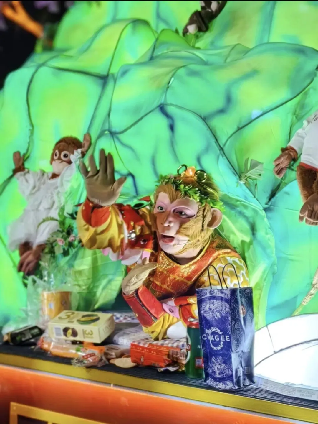 给小朋友硬塞试卷,转头向边防战士敬礼:雪饼猴去《无限超越班》真去对了 第1张 给小朋友硬塞试卷,转头向边防战士敬礼:雪饼猴去《无限超越班》真去对了 第1张