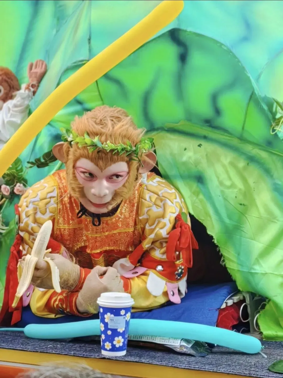 给小朋友硬塞试卷,转头向边防战士敬礼:雪饼猴去《无限超越班》真去对了 第2张 给小朋友硬塞试卷,转头向边防战士敬礼:雪饼猴去《无限超越班》真去对了 第2张