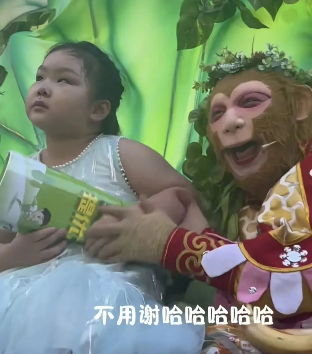 给小朋友硬塞试卷,转头向边防战士敬礼:雪饼猴去《无限超越班》真去对了 第3张 给小朋友硬塞试卷,转头向边防战士敬礼:雪饼猴去《无限超越班》真去对了 第3张