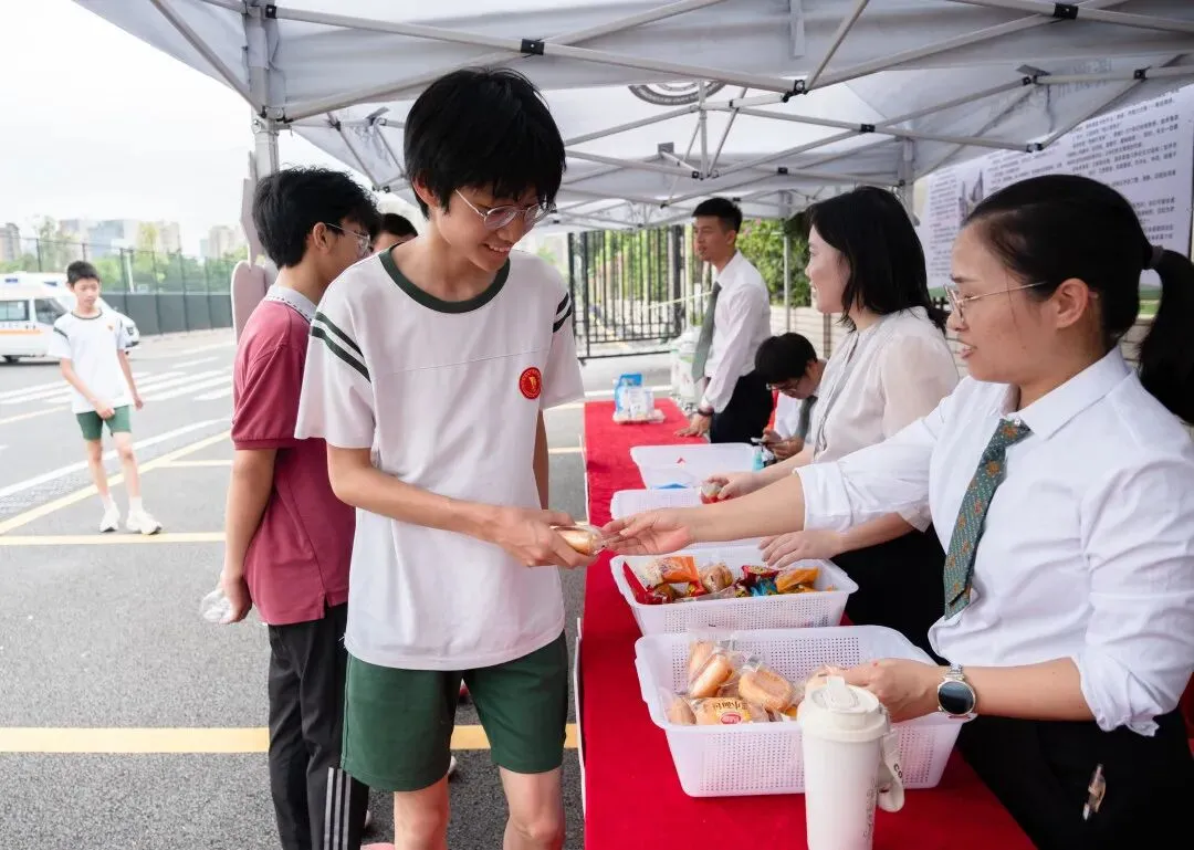 “燃”动赛场!直击2026广州中考体育首日:“三小球”火热出圈,AI全程护航 第15张