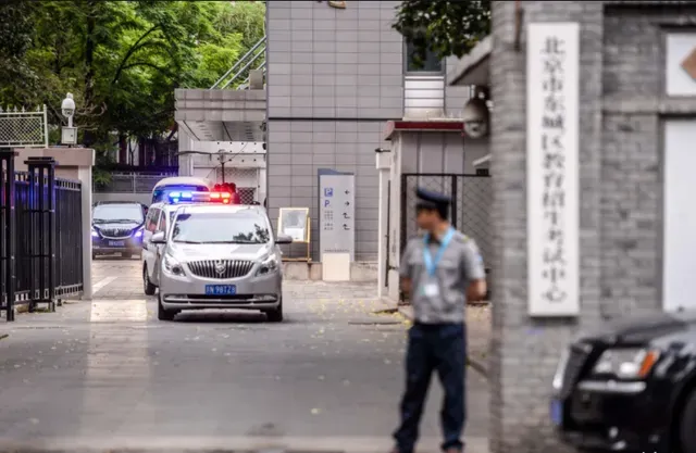 20年前“偷走”高考试卷,记下答案后参加考试,看到考题愣住了! 第1张