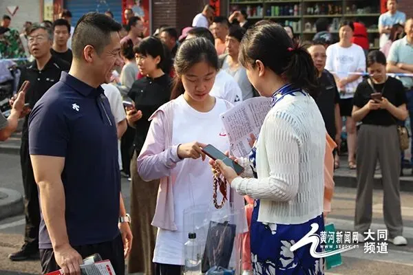 中考启幕 青春逐梦 大同万名学子挥毫书华章 第6张