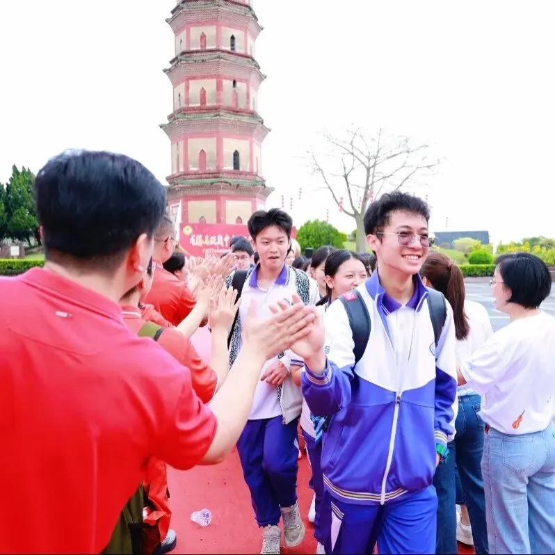 龙腾马跃战中考 问鼎莲峰筑辉煌--广州市第十六中学东华实验学校2026年初三级誓师大会 第22张