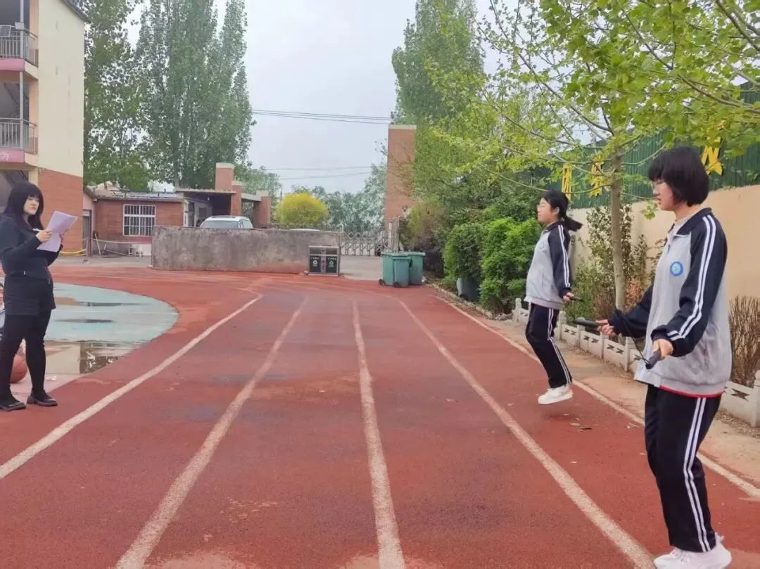 以测促练,备战中考——广平衡实中学九年级中考体育模拟测试圆满开展 第12张 以测促练,备战中考——广平衡实中学九年级中考体育模拟测试圆满开展 第12张