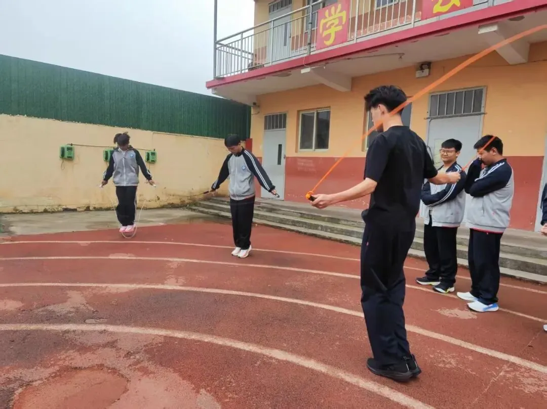 以测促练,备战中考——广平衡实中学九年级中考体育模拟测试圆满开展 第15张 以测促练,备战中考——广平衡实中学九年级中考体育模拟测试圆满开展 第15张