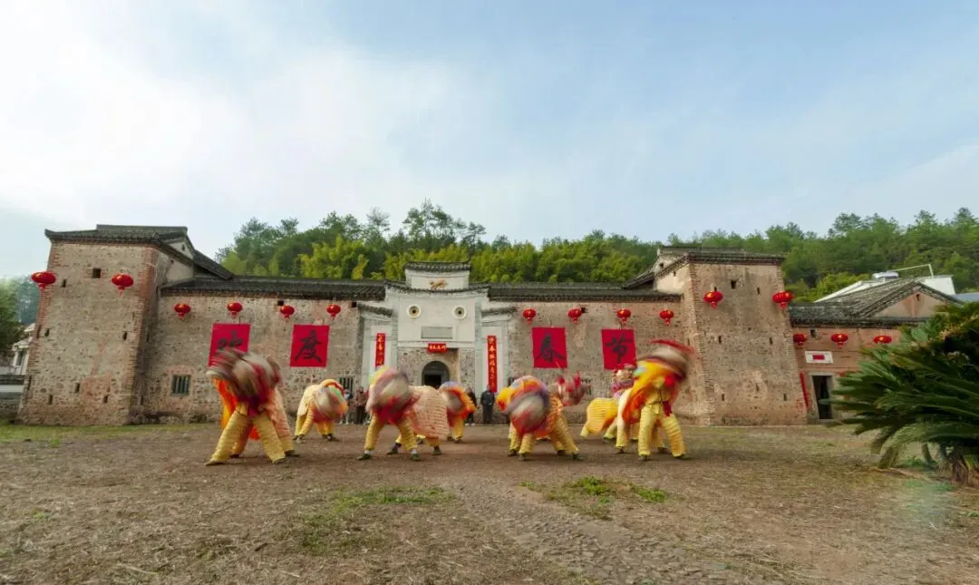 真题解读丨长郡二模作文解析——爱国藏在( )里 第5张