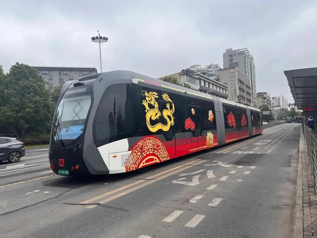 【中考阅读指导】没有铁轨的列车——智轨列车(沈羡云)四川广安2025 第3张