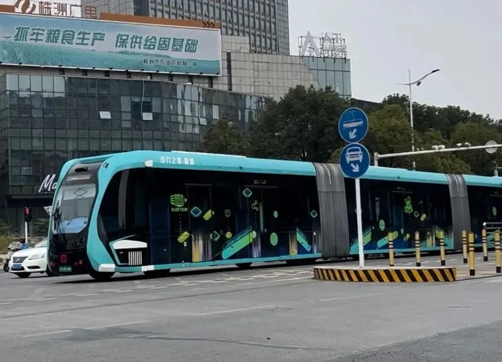 【中考阅读指导】没有铁轨的列车——智轨列车(沈羡云)四川广安2025 第4张