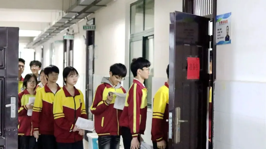 夯实实操功底全力备战中考——内乡菊潭学校有序开展理化生实验考前演练 第2张