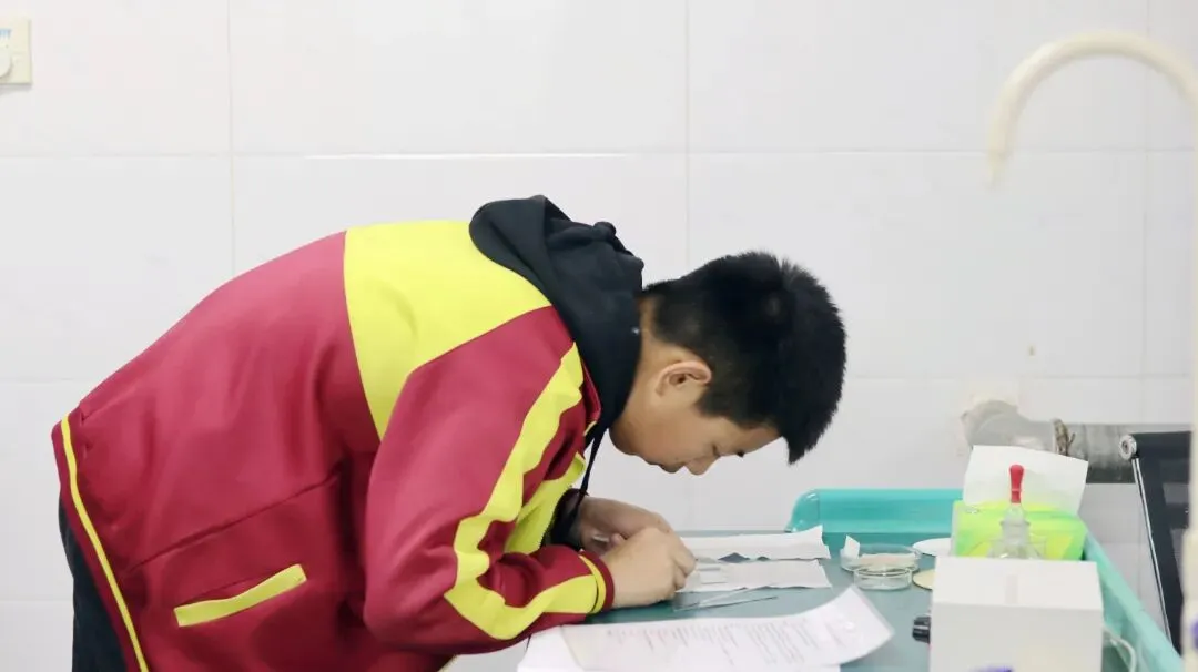 夯实实操功底全力备战中考——内乡菊潭学校有序开展理化生实验考前演练 第17张