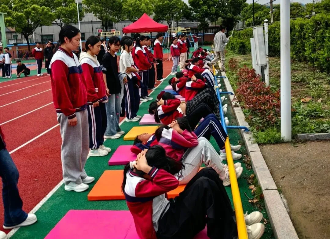 激扬青春 备战中考——曹娥街道中塘学校第四届达标运动会暨九年级体育模拟考圆满举行 第4张