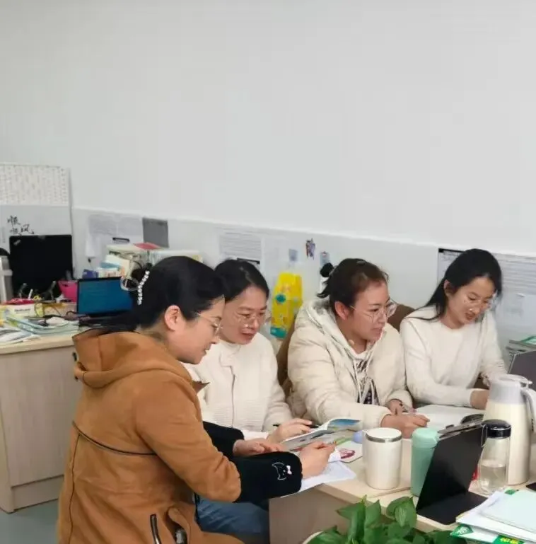 【教学教研】精准把脉明方向 凝心聚力备中考——区教研室贺维学老师莅临我校开展一模暨政治备考指导 第4张