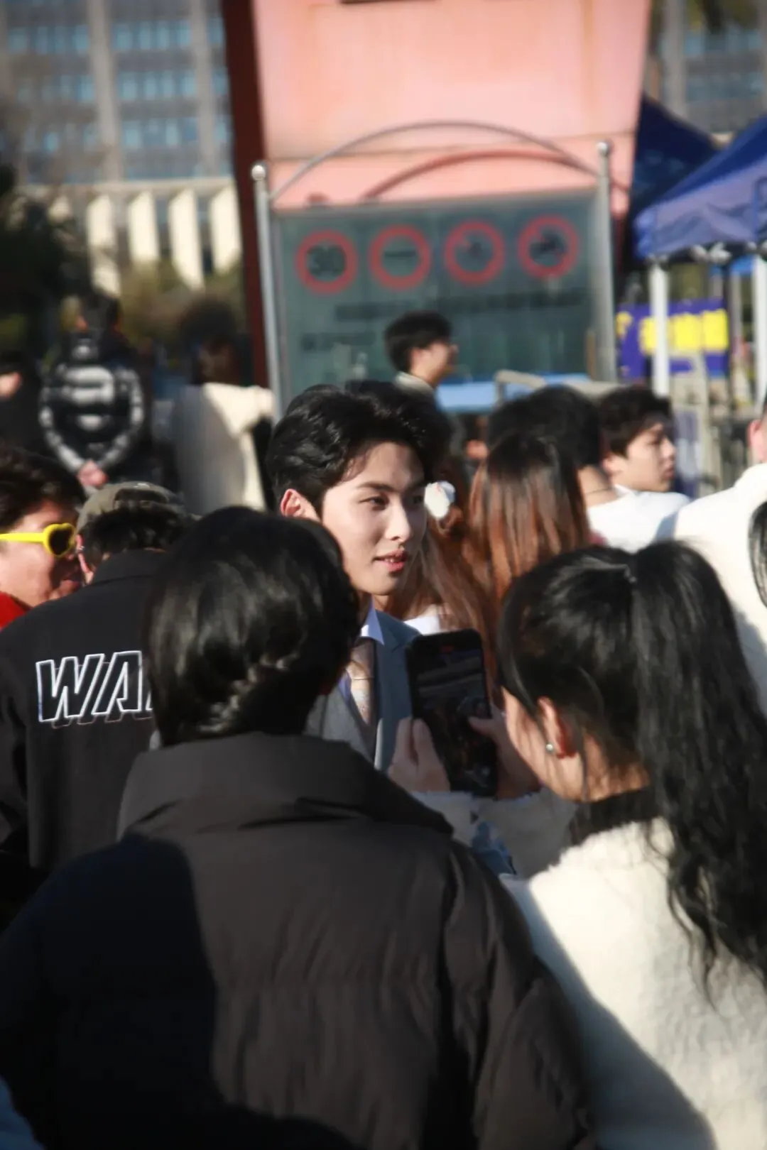 内附硬核真题!省统考DAY1惊现娱乐圈在逃男女主!浙江王一博众人围观,太帅了 第4张