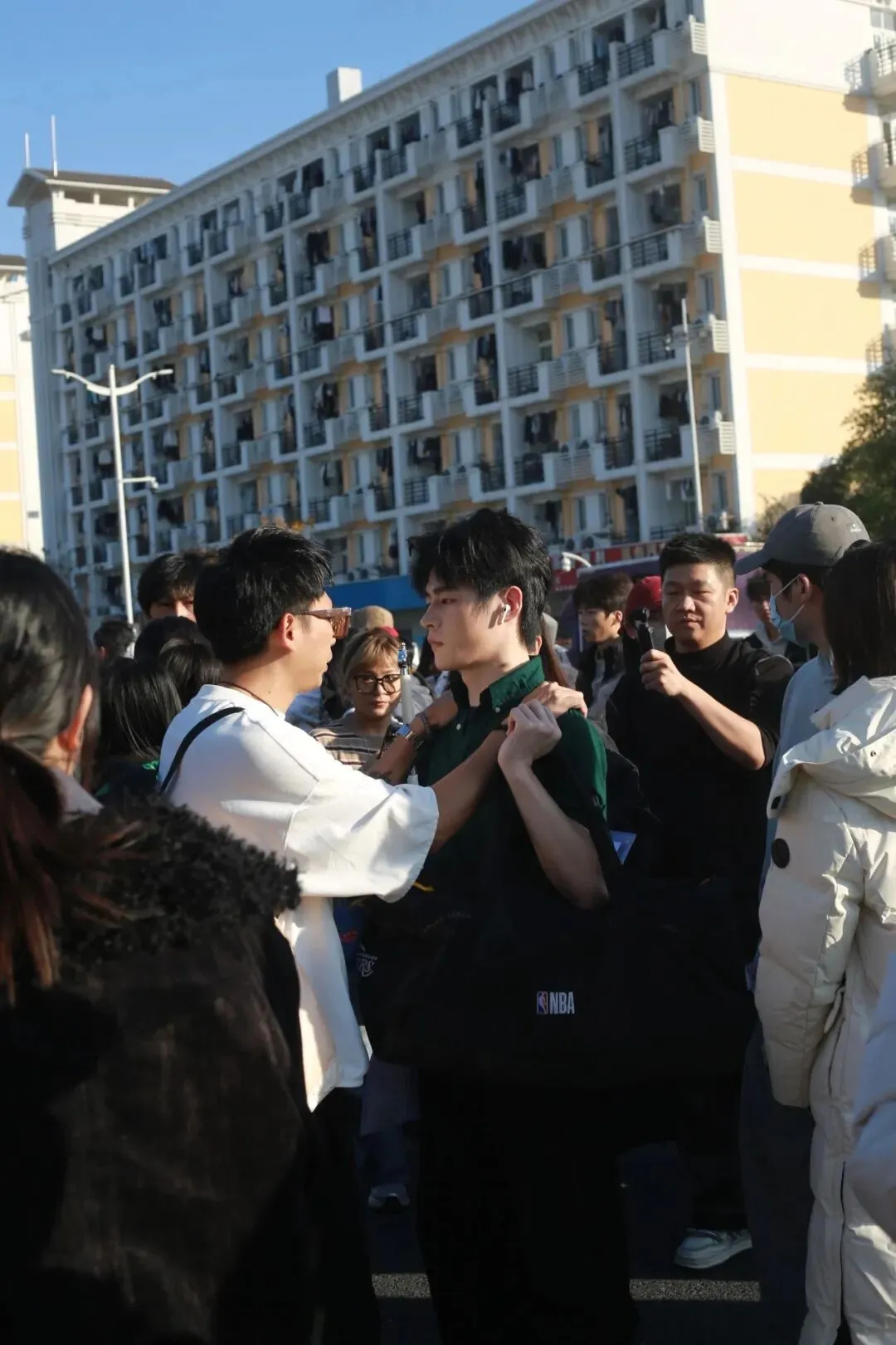 内附硬核真题!省统考DAY1惊现娱乐圈在逃男女主!浙江王一博众人围观,太帅了 第20张