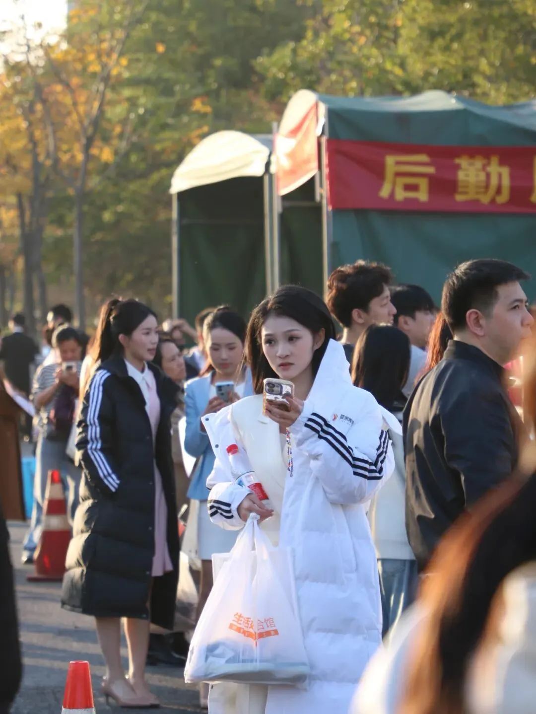 内附硬核真题!省统考DAY1惊现娱乐圈在逃男女主!浙江王一博众人围观,太帅了 第22张