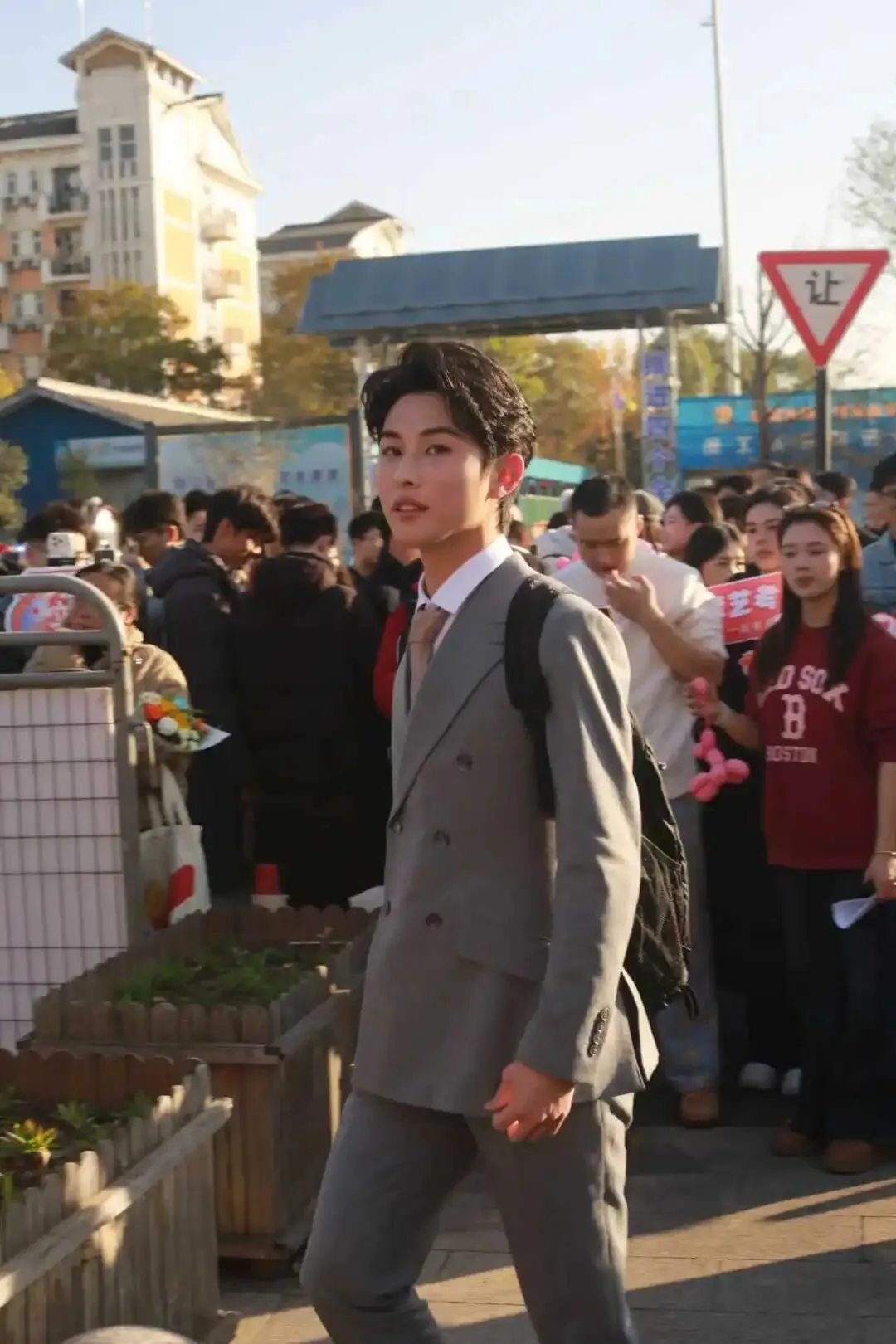 内附硬核真题!省统考DAY1惊现娱乐圈在逃男女主!浙江王一博众人围观,太帅了 第32张