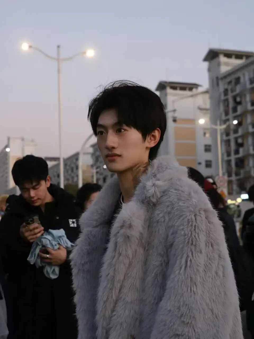 内附硬核真题!省统考DAY1惊现娱乐圈在逃男女主!浙江王一博众人围观,太帅了 第35张