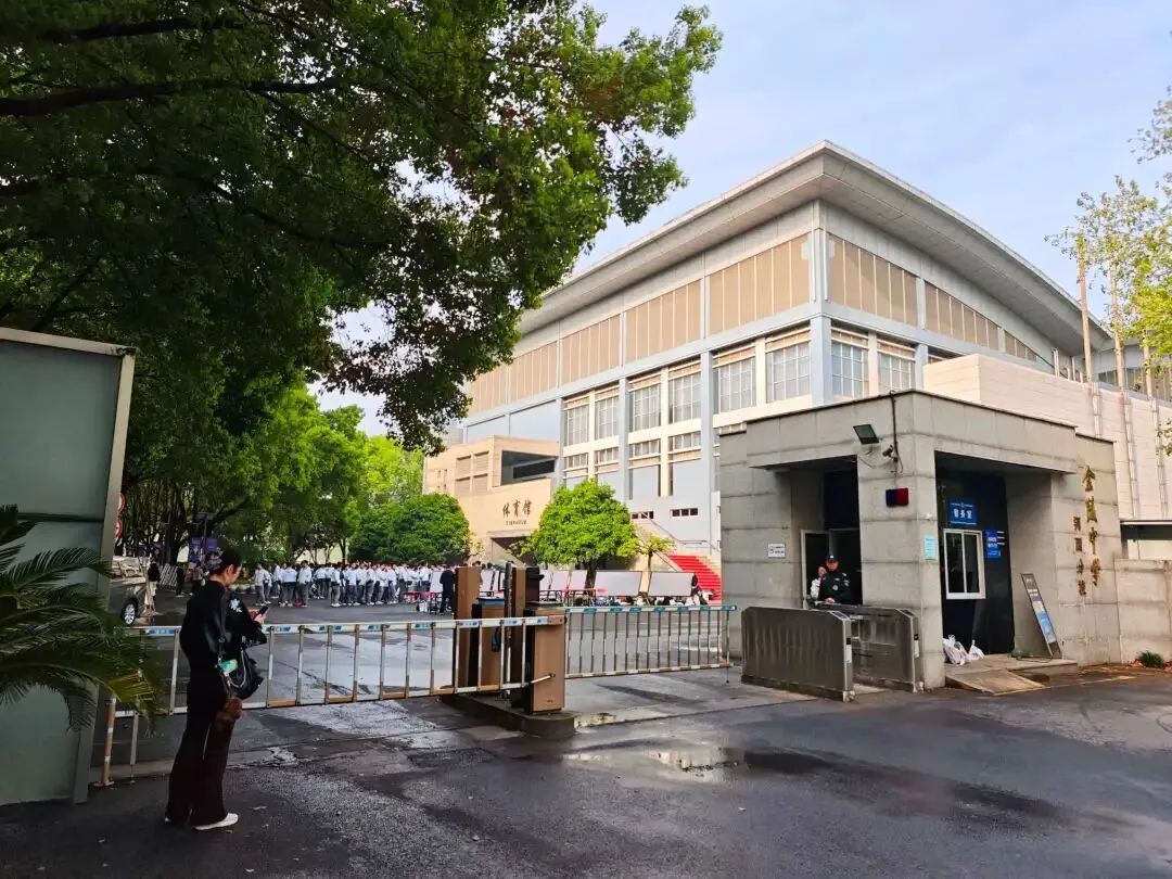 直击考点!南京2026体育中考正式开考 第1张