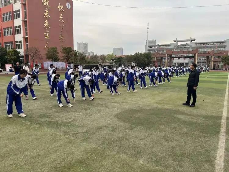 厉兵秣马,迎战体育中考 ——龙兴中学九年级第七次体育模拟测试圆满举行 第6张