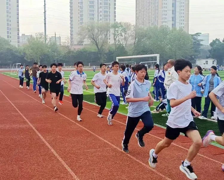 厉兵秣马,迎战体育中考 ——龙兴中学九年级第七次体育模拟测试圆满举行 第18张