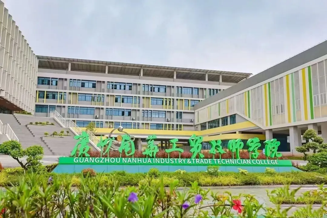 中考300分还有出路吗?这所学校毕业生被华为、周大福抢着要 第2张