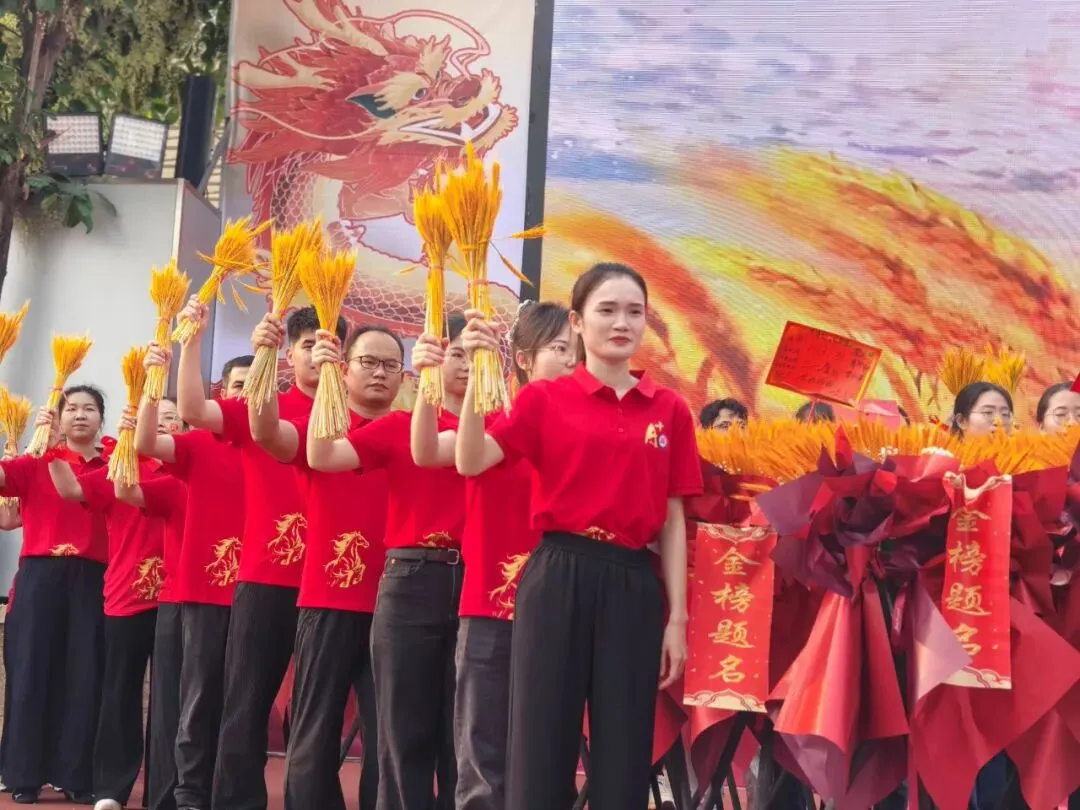 燃情誓师,逐梦中考——南宁市邕宁区民族中学2026届中考誓师大会圆满举行 第14张 燃情誓师,逐梦中考——南宁市邕宁区民族中学2026届中考誓师大会圆满举行 第14张