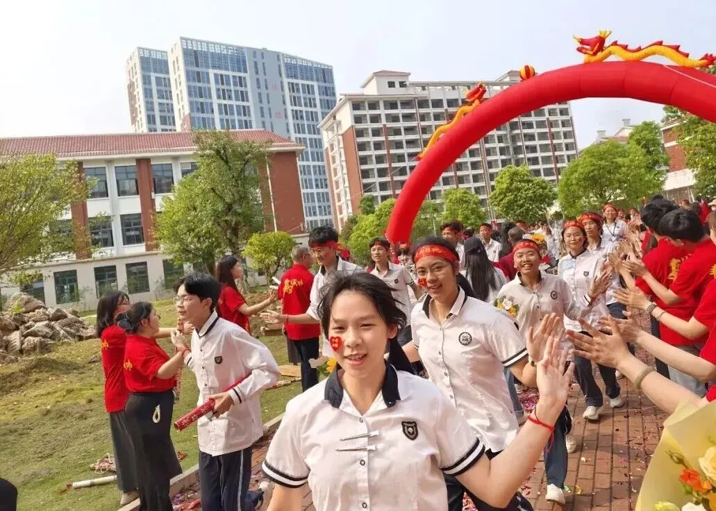 燃情誓师,逐梦中考——南宁市邕宁区民族中学2026届中考誓师大会圆满举行 第107张 燃情誓师,逐梦中考——南宁市邕宁区民族中学2026届中考誓师大会圆满举行 第107张