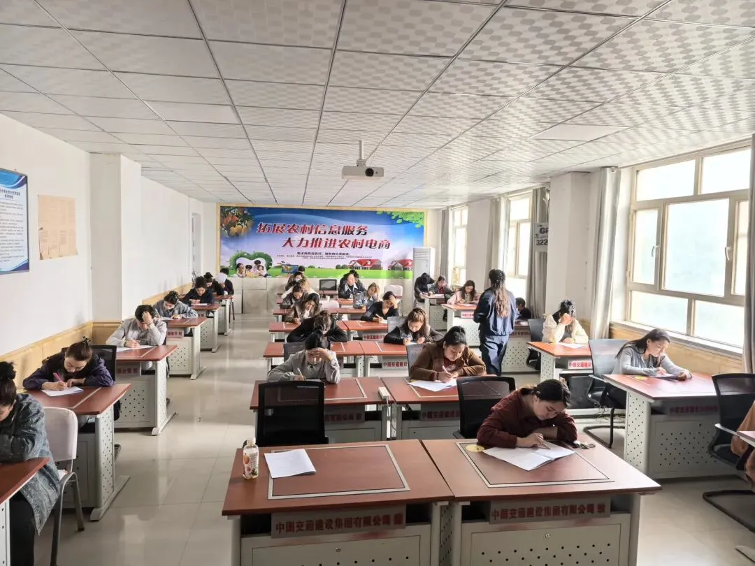 英吉沙县第二次组织英吉沙镇社区工作者开展模拟考试 第1张