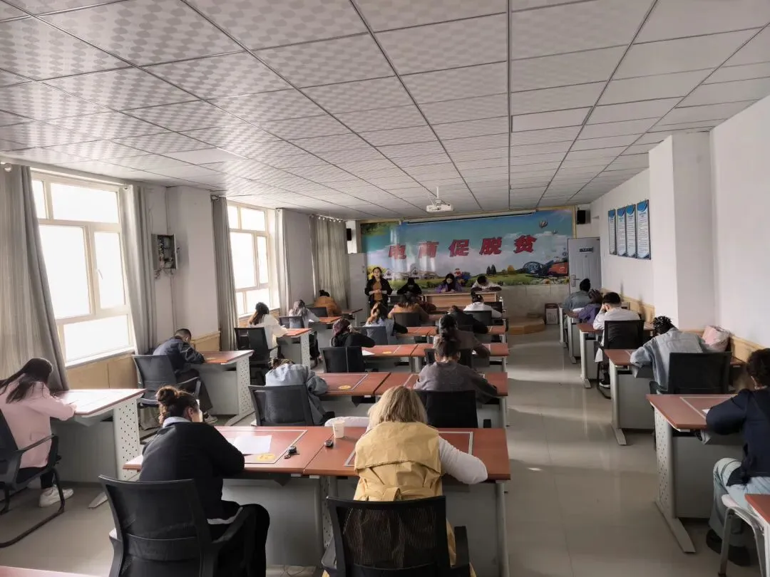 英吉沙县第二次组织英吉沙镇社区工作者开展模拟考试 第2张