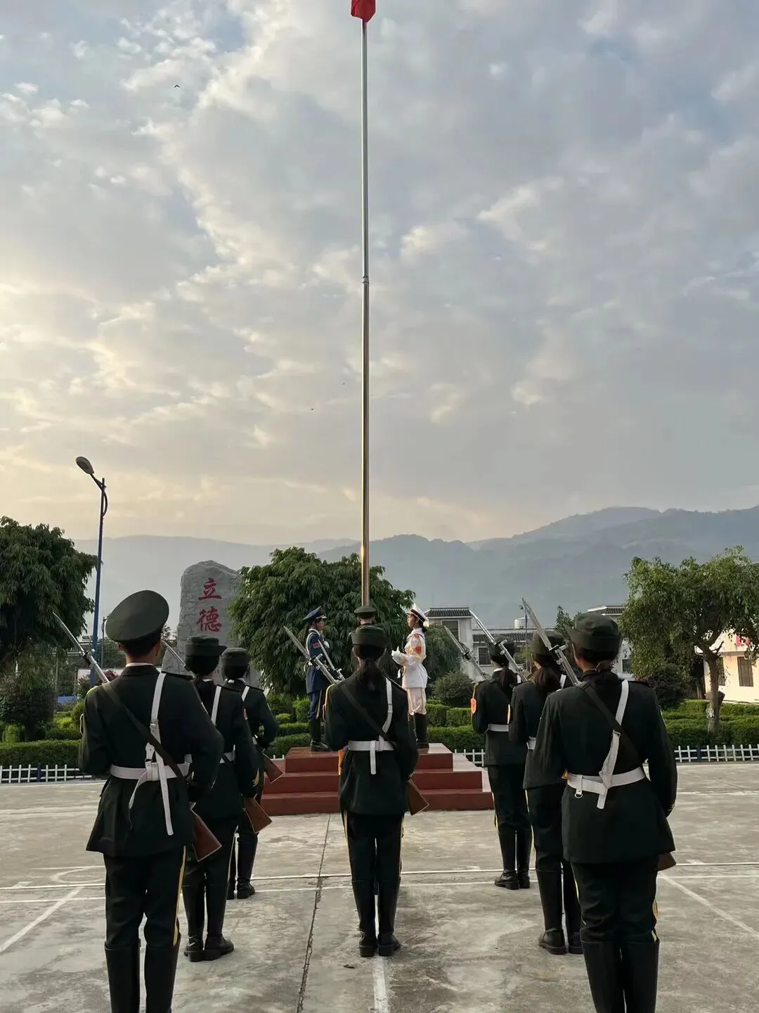 党建带团建赋能中考 誓师远足逐梦前行---镇康县军赛中学隆重举行冲刺66天誓师大会! 第15张