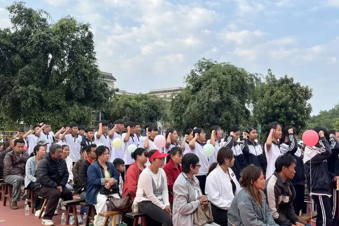 党建带团建赋能中考 誓师远足逐梦前行---镇康县军赛中学隆重举行冲刺66天誓师大会! 第29张