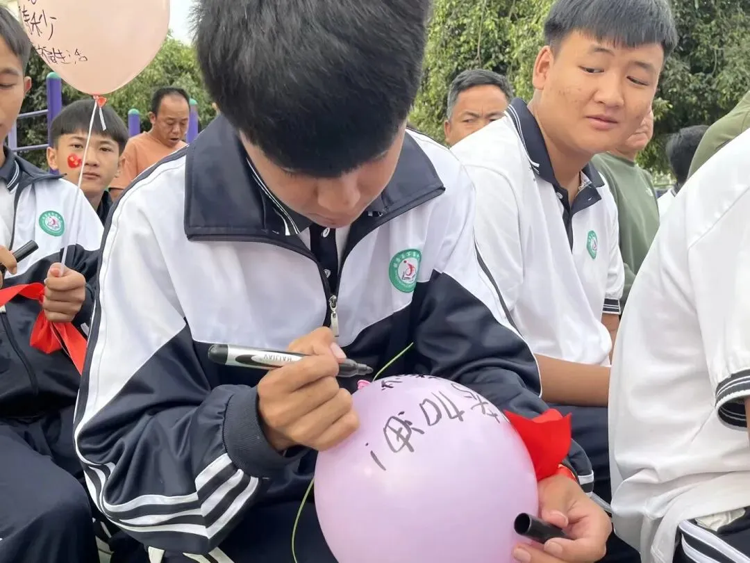 党建带团建赋能中考 誓师远足逐梦前行---镇康县军赛中学隆重举行冲刺66天誓师大会! 第40张