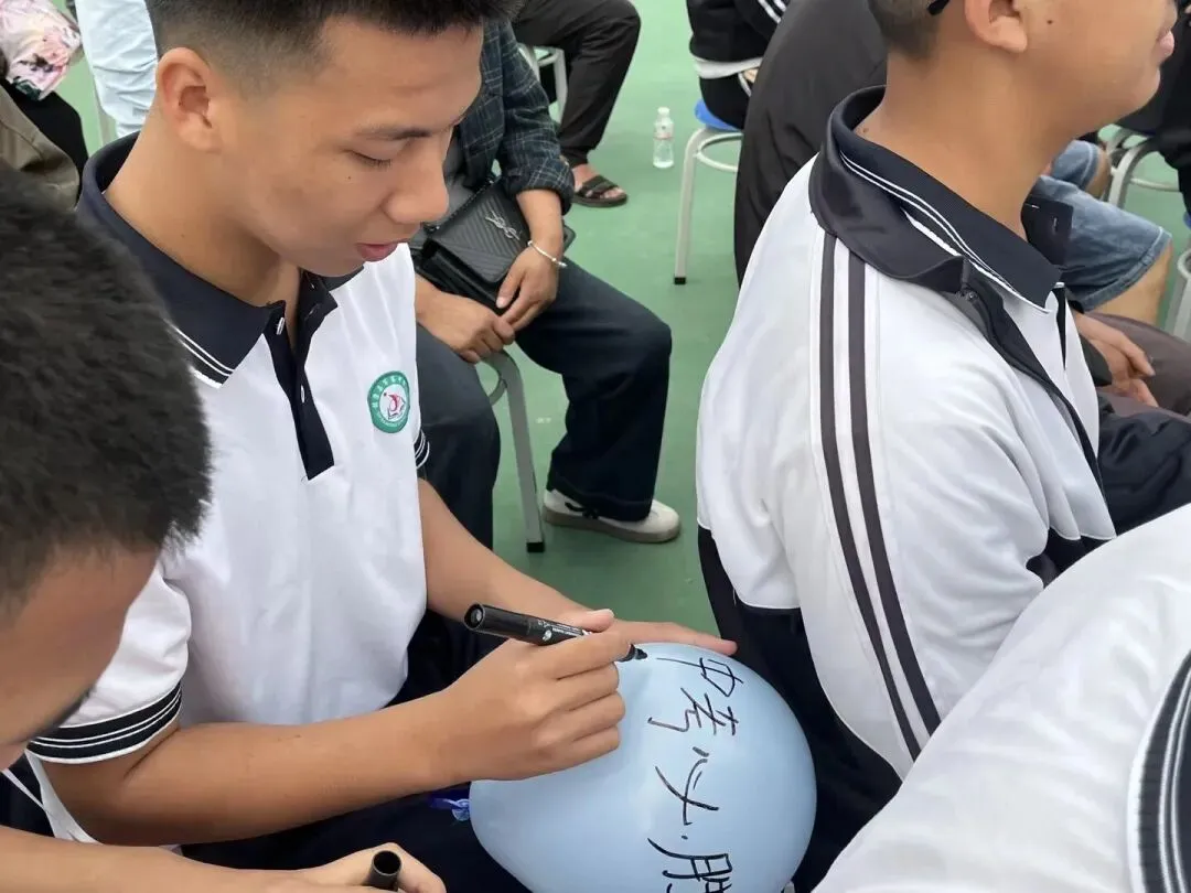 党建带团建赋能中考 誓师远足逐梦前行---镇康县军赛中学隆重举行冲刺66天誓师大会! 第45张