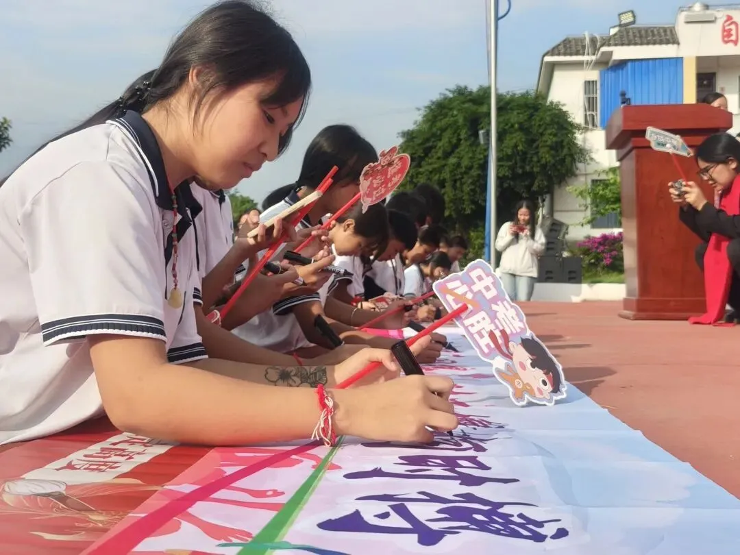 党建带团建赋能中考 誓师远足逐梦前行---镇康县军赛中学隆重举行冲刺66天誓师大会! 第75张