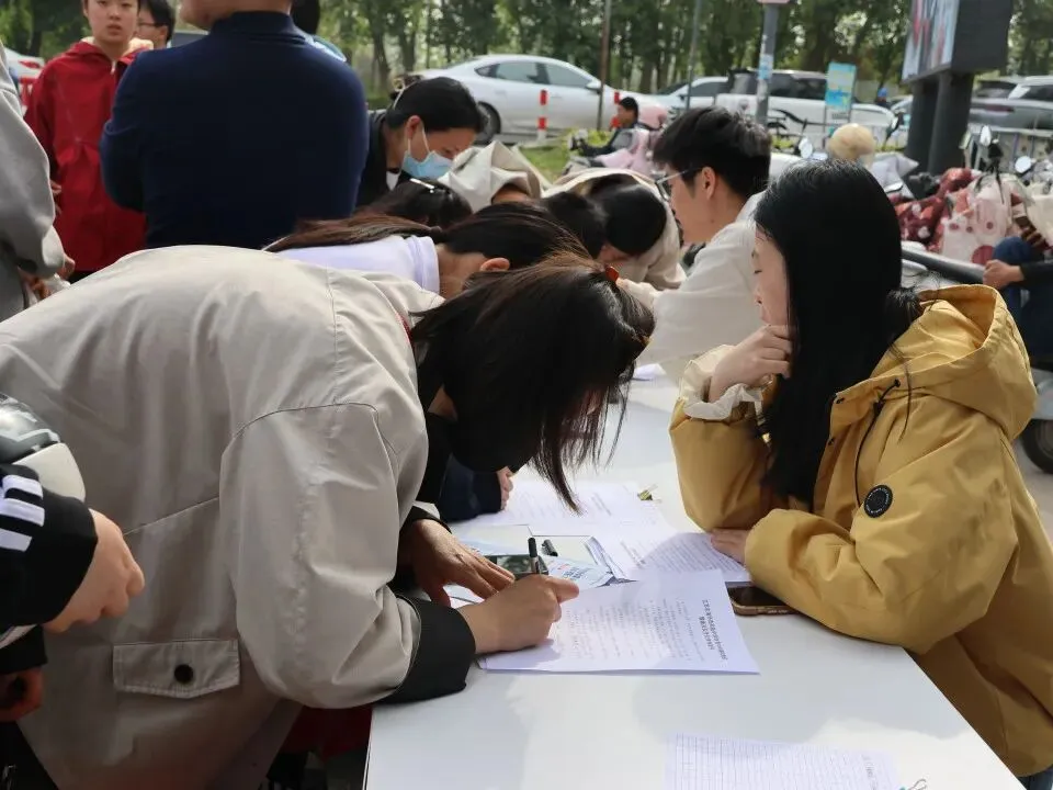 东海华杰中考体育模拟现场,千名家长有序等待,这一幕暖哭了! 第16张