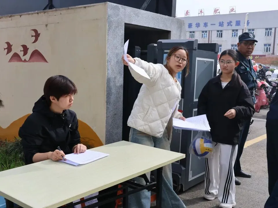 东海华杰中考体育模拟现场,千名家长有序等待,这一幕暖哭了! 第17张