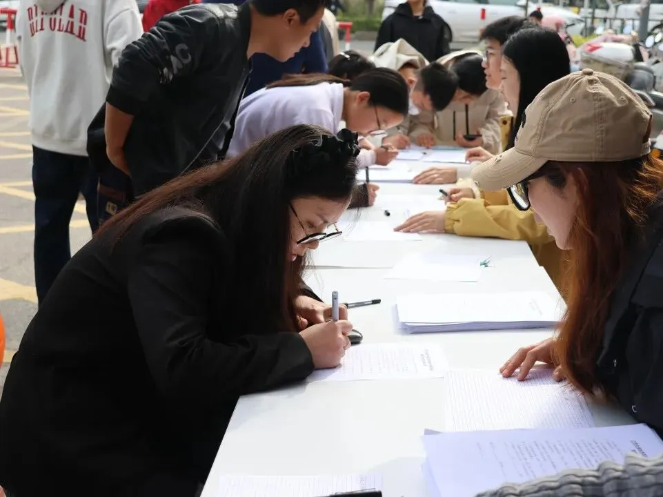 东海华杰中考体育模拟现场,千名家长有序等待,这一幕暖哭了! 第18张