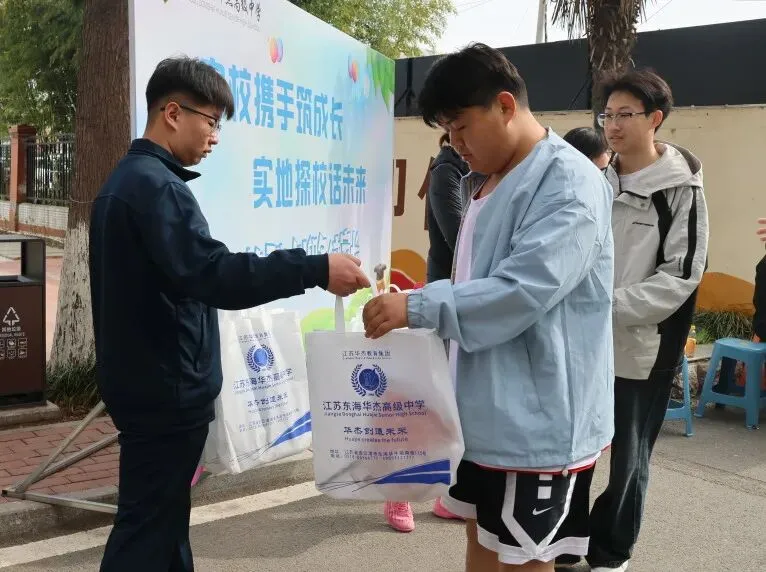 东海华杰中考体育模拟现场,千名家长有序等待,这一幕暖哭了! 第19张